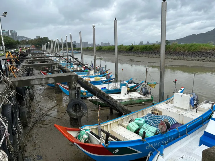 陳姓女子坐在淡水捷運站後方河堤階梯上。淡水警分局提供