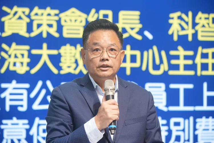 林耕仁嚴正要求柯文哲更正他稍早言論，否則將交付相關資料舉報高虹安。資料畫面