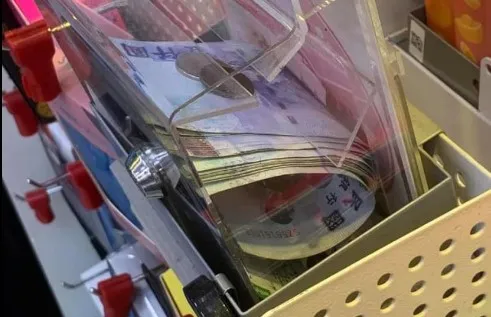 超商捐款箱驚見「一疊千元鈔」 他感動喊:謝謝你! 意外曝「大手筆」秘密