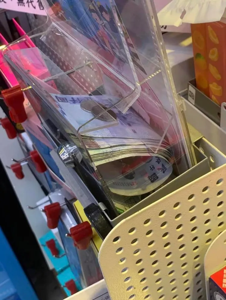 千元大鈔目測金額破萬元。翻攝自爆廢公社公開版