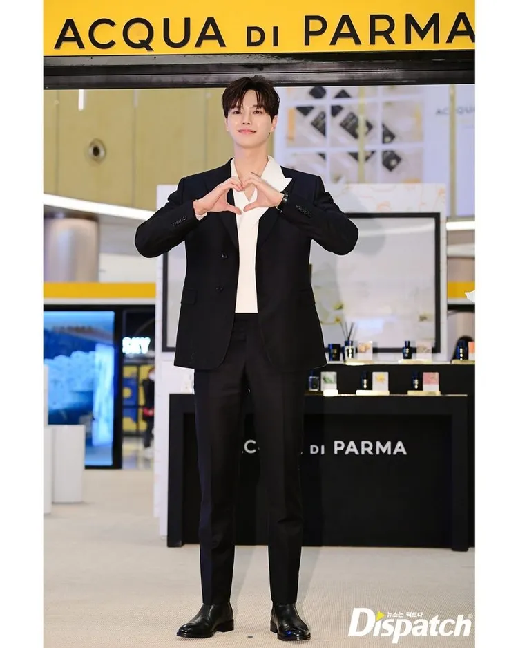 宋江當天看上去心情大好，頻頻對鏡頭比愛心。翻攝dispatch_celeb IG
