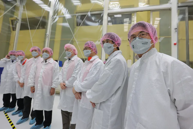 院長參訪太空中心整測廠房，視察獵風者衛星整備現況。新竹市府提供