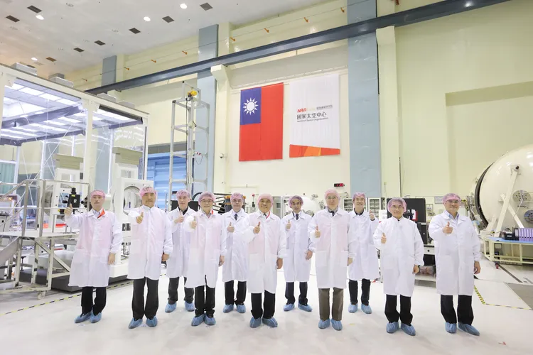 院長參訪太空中心整測廠房，視察獵風者衛星整備現況。新竹市府提供