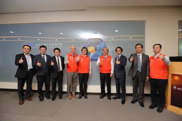 蘇貞昌院長今天視察國家研究院太空中心，盼領軍台灣太空產業上太空。新竹市府提供