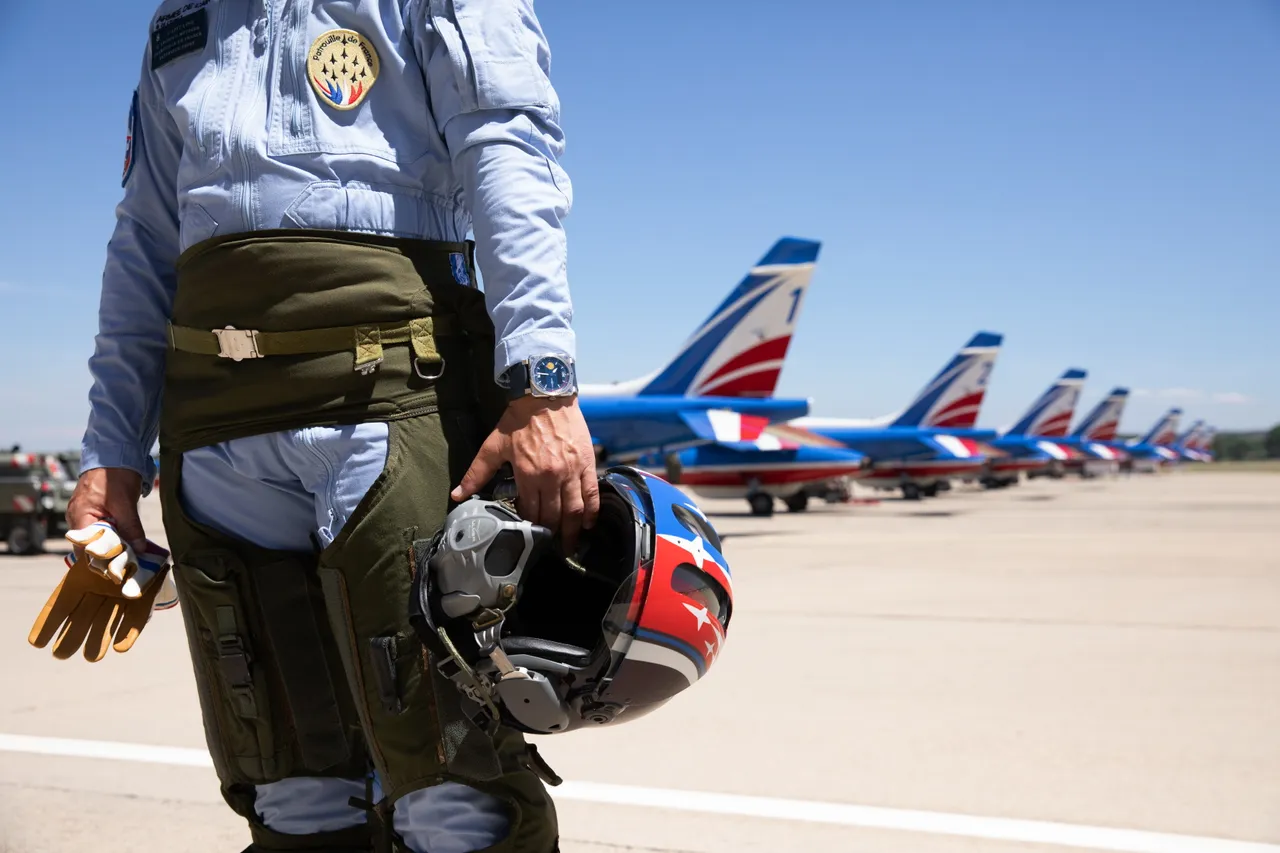 BR 03 Type A Patrouille de France聯名錶限量100只,但每位法國空軍巡邏兵飛行表演隊隊員都將獲得1只。品牌提供