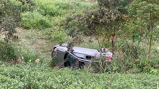 山區路狹會車滑落20公尺深邊坡　安全帶保命！2大2小奇蹟未受傷