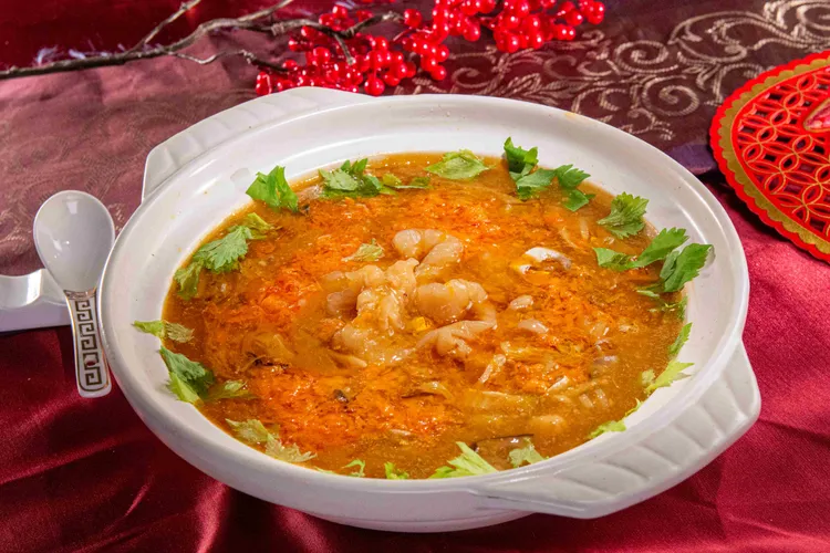 功夫蟹黃花膠羹加入頂級花膠，滿滿膠原蛋白，金黃色澤寓意金玉滿堂，財源滿滿。業者提供