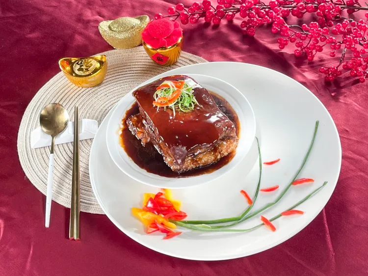 極品慢火東坡肉滷製4小時，讓豬肉入味完全不腥臭，入口即化、肥而不膩。業者提供