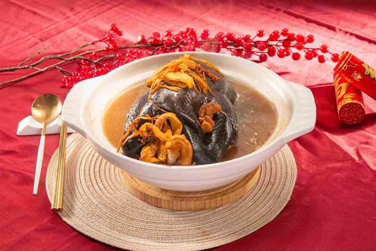 鮑魚老火濃湯燉雞老火熬煮8小時的濃郁高湯，搭配頂級鮑魚、台灣烏骨雞等上等食材，湯頭濃郁不膩口。業者提供