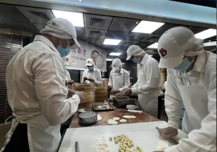 員工合作包小籠包，民眾路過就看入迷。翻攝《Dcard》