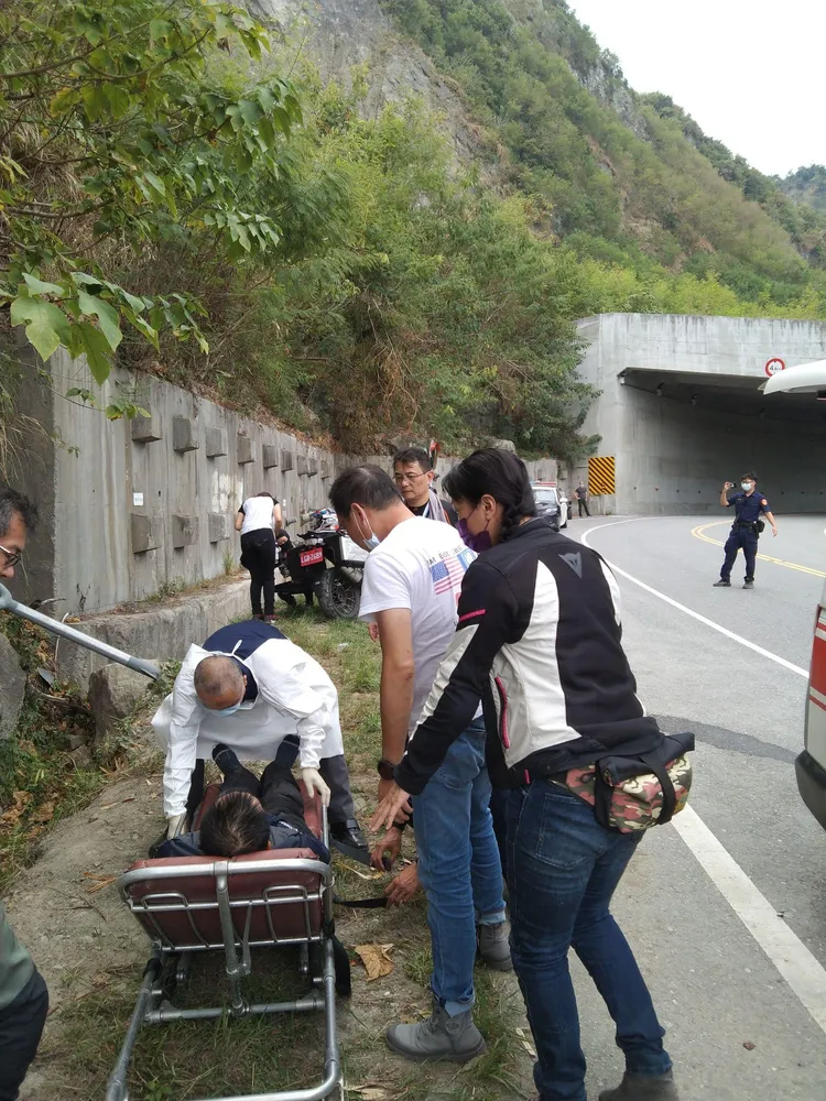台11線海岸公路常有騎士壓彎跌傷報警送醫。警方提供