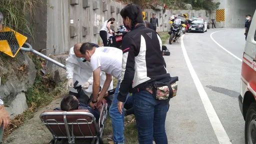 台11線傍海美景成重機車聚聖地 1騎士過彎壓車自摔幸無礙