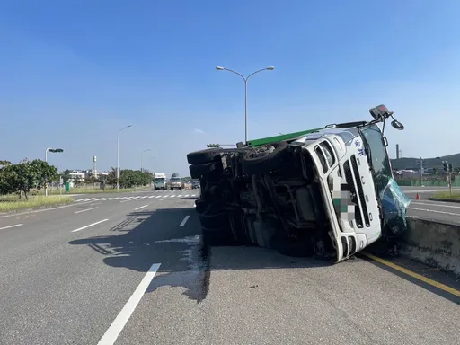  高雄貨櫃車迴轉翻車　駕駛從車窗破洞爬出脫困