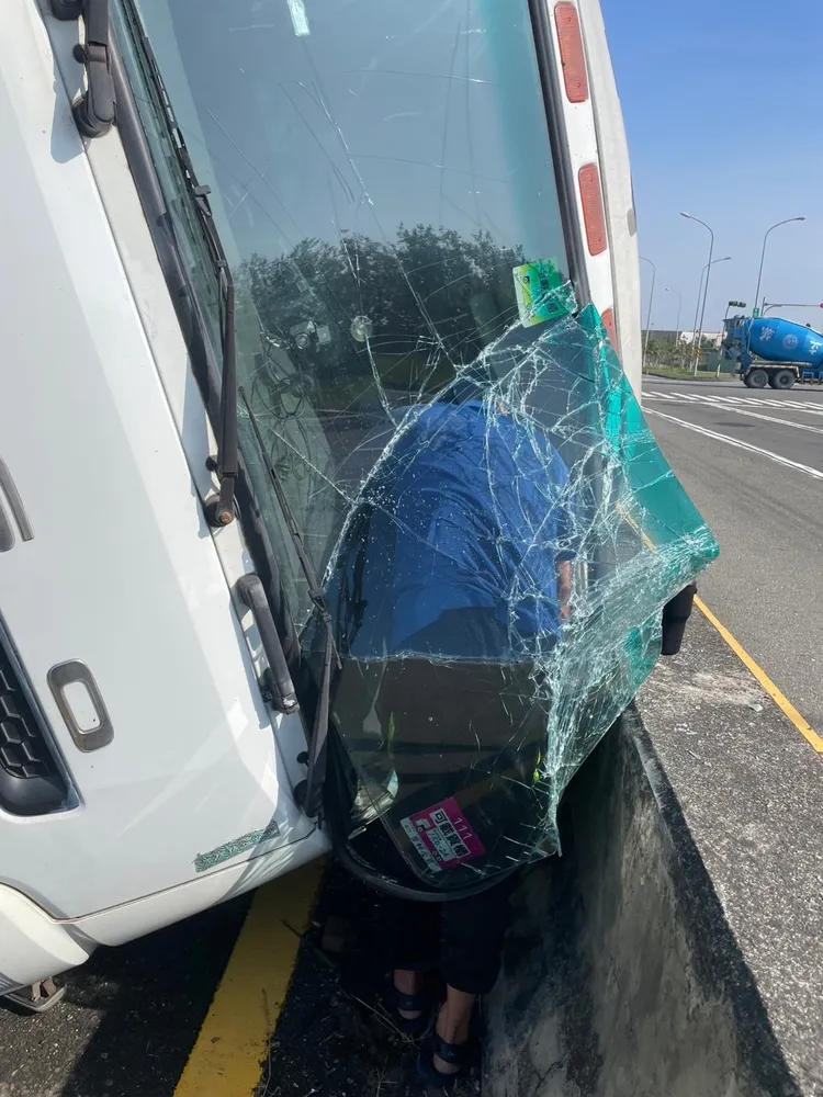 警方說，謝姓男子自行從前擋風玻璃破裂處爬出車外。讀者提供