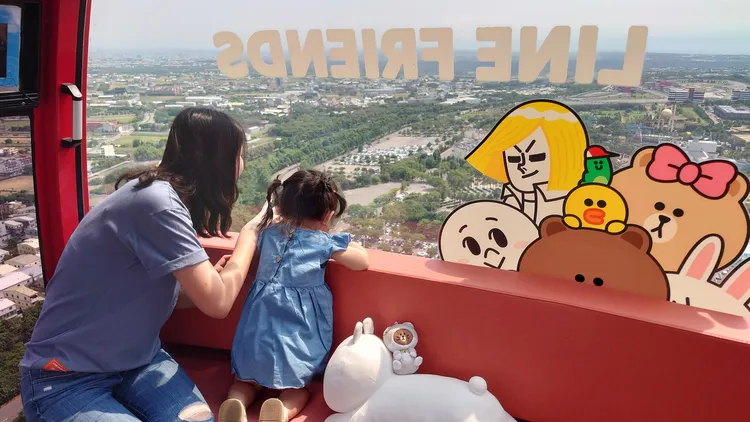 天空之夢摩天輪「LINE FRIENDS雙人搭乘套票」旅展價799元，還能指定喜愛的LINE FRIENDS明星角色車廂搭乘。麗寶提供