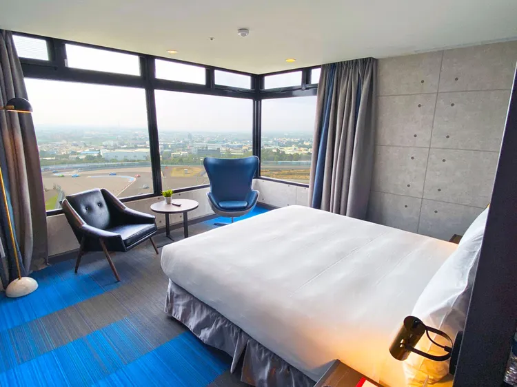 「雙人麗寶賽車駕期」，優惠價4,999元（原價11,950元），內含傳奇客房雙人住宿1泊1食，加贈2張超值饗樂券，讓你躺在房間就能欣賞賽道風光。麗寶提供