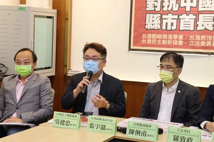 張宇韶呼籲選民看清楚親中候選人，抱中國大腿的嘴臉。台教會提供