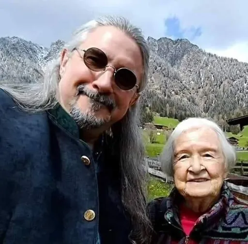 馬修連恩握手、輕撫額頭　暖伴91歲母睡夢中離世