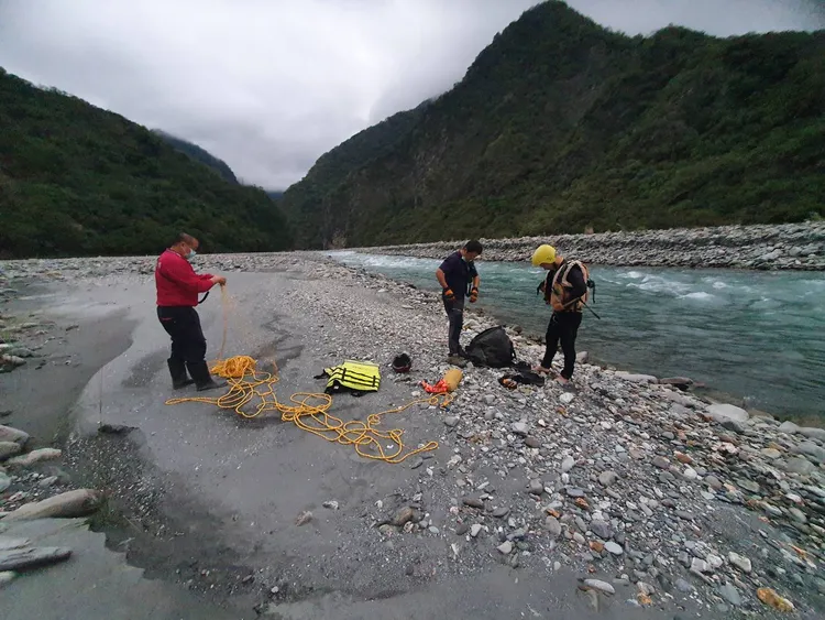 消防員準備下到溪水找尋失蹤者下落。台東縣消防局提供