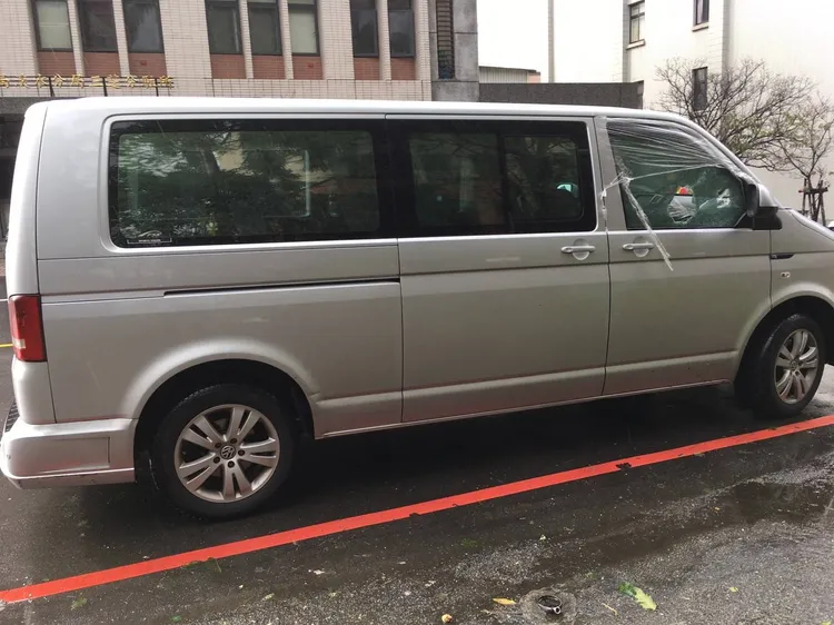 鄒女破壞廂型車車窗，竊取車上平板電腦。警方提供