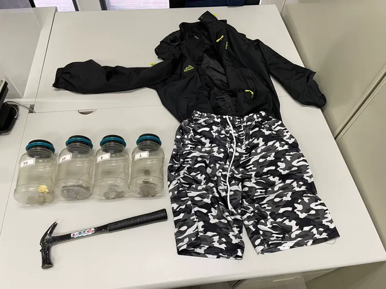 鄒婦犯案所穿衣物及工具。警方提供