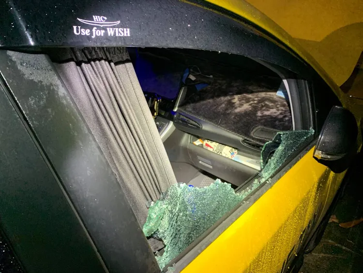 鄒女破壞計程車車窗，不僅造成車輛毀損，還竊取車內零錢。警方提供
