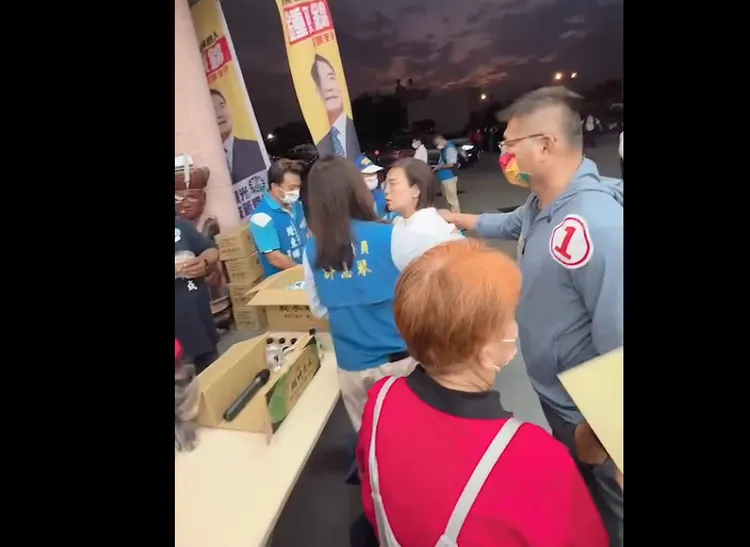 楊士儀被請出會場後，在門口與工作人員疑似發生爭吵。讀者提供