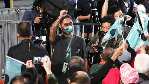 陳時中競總直擊|票數落後好緊張!兒子陳彥安低調到場 支持民眾搶拍