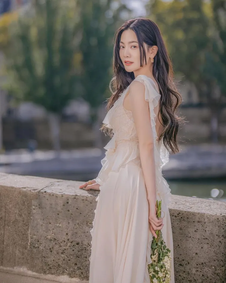 曾之喬穿上MS.IDEAS禮服，拍攝1個人的婚紗。翻攝chiaochiaotzeng IG
