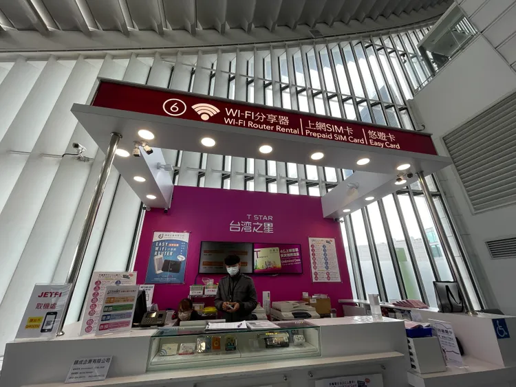 桃園機場第一、二航廈「台灣之星」門市也有提供旅人取還機服務。黃盈甄攝