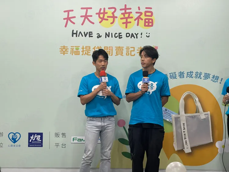 坤達（右）、梅賢治做公益。黃盈容攝