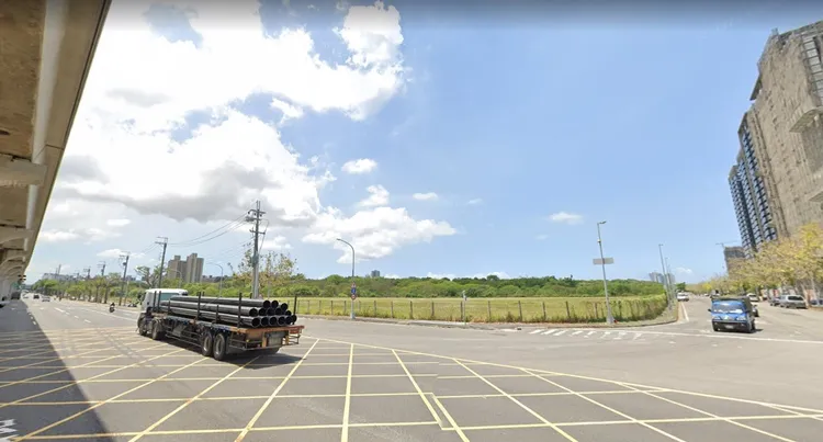 該筆土地鄰近捷運站且正對高雄都會公園，底價逼近50億元。翻攝google map