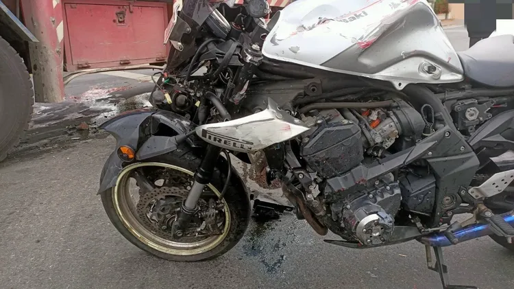 紅牌重機多處毀損。民眾提供