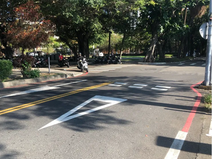 行駛在倒三角形的「讓路線」車道，代表是支道車，駕駛人須減速慢行或讓幹道車先行。