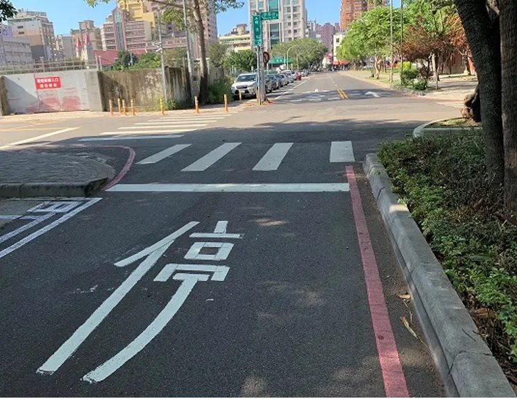 看到「停」標字，需停車察看，等幹道無來車再起步通行。