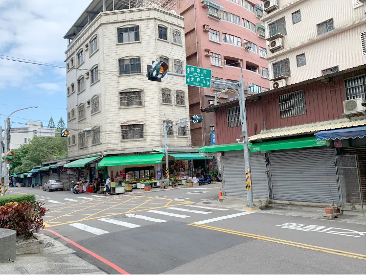 行駛在閃黃燈的車道，雖然是擁有通先通行權的「幹道」，仍應減速、小心通過。