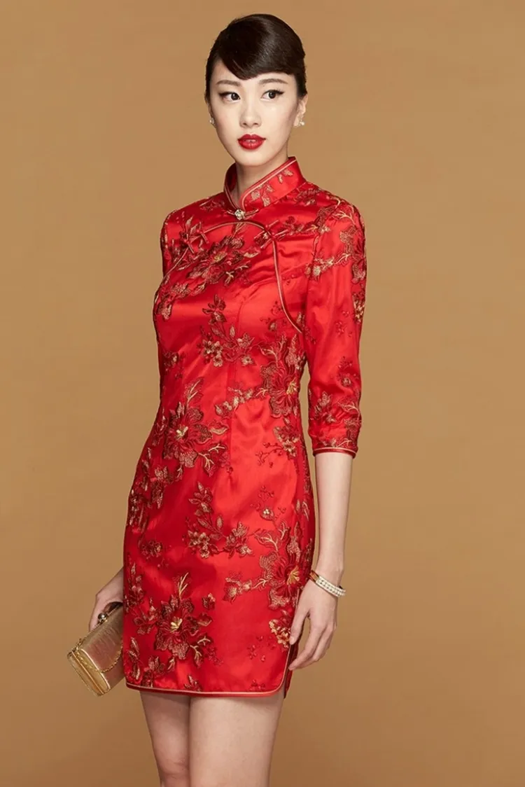 刺繡雙襟旗袍，原價2萬2800元，特價4560元。業者提供