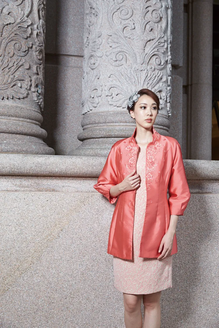 花瓣領刺繡棉襖，原價2萬2800元，特價2280元。業者提供