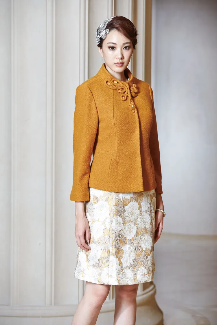 盤花釦針織羊毛外套，原價1萬2800元，特價1280元。業者提供