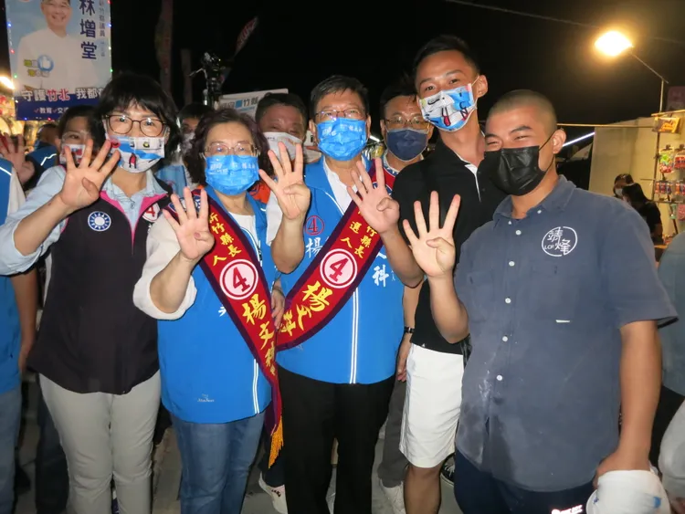 尋求連任新竹縣長候選人楊文科，昨天（13日）晚間展現最強母雞的氣勢，與多位國民黨籍提名候選人在竹北夜市拜票。楊文科競辦提供