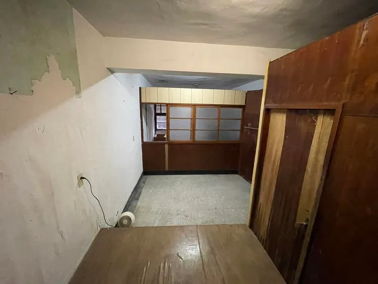 透過照片能發現，室內牆面斑駁沒有擺放家具，現況疑似為空屋。翻攝售屋平台