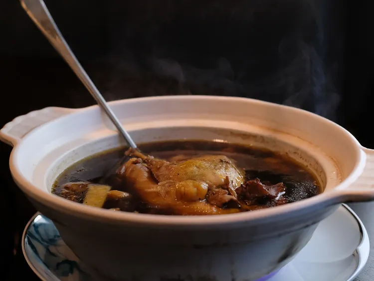 「老菜脯燉雞湯」的湯頭鮮甜濃厚富有膠質，功臣除了老菜脯，還有乾螺頭、干貝、豬腳等。葉盛耀攝