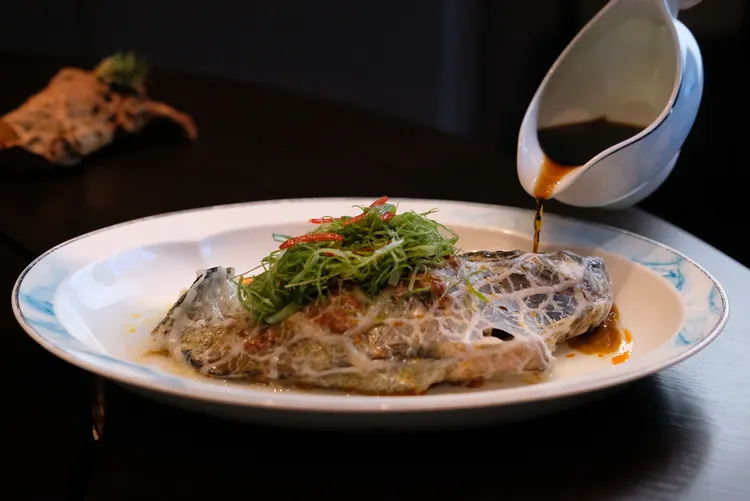 「網油蒸鮮魚」是將魚肉加入泡椒、泡菜，外層再以豬網紗包起，其實是老菜做法，能滋潤提香。葉盛耀攝