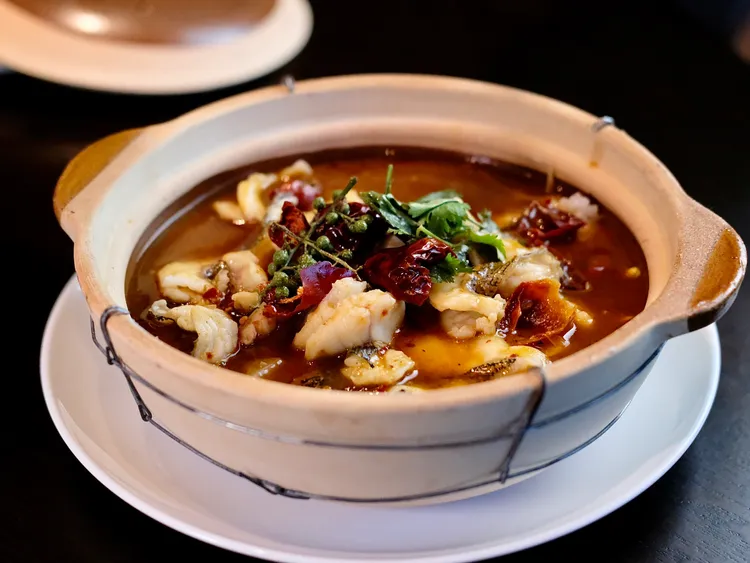 「水煮魚」選用龍膽石斑，以蛋白先抓過再燴煮，魚肉滑嫩夠味。葉盛耀攝