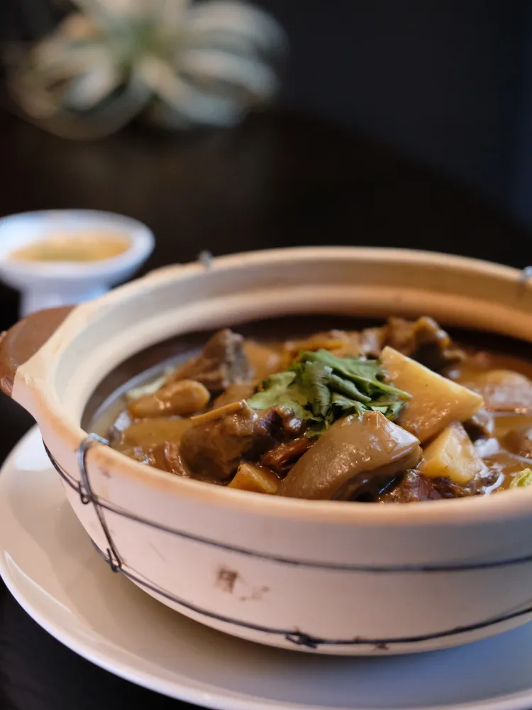 「腐乳枝竹羊腩煲」將羊腩與豆腐乳、柱侯醬、甘蔗、馬蹄等費工耗時煨燒，吃起來軟嫩夠味。葉盛耀攝