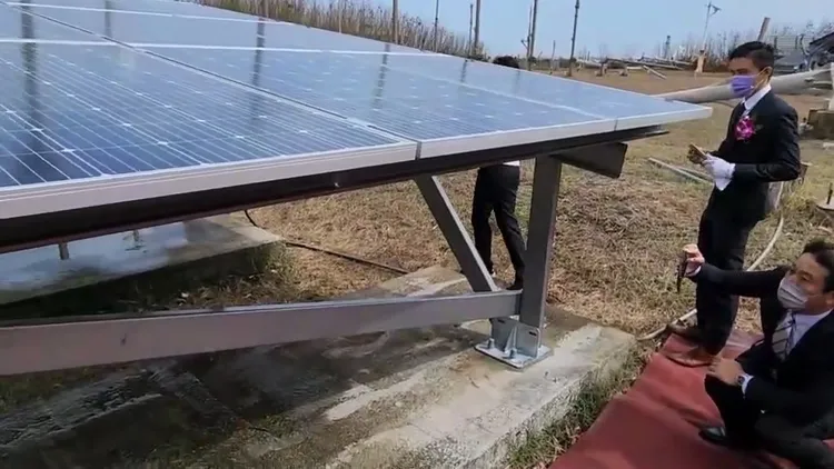 實地架設一組太陽能光電板，來百分之百模擬嚴苛天候下的影響狀況。許逸民攝