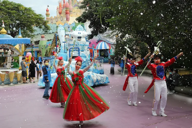 麗寶樂園探索世界花車遊行，也配合耶誕節推出雪花魔法車，讓遊客感受濃濃的耶誕及新年氛圍。麗寶提供