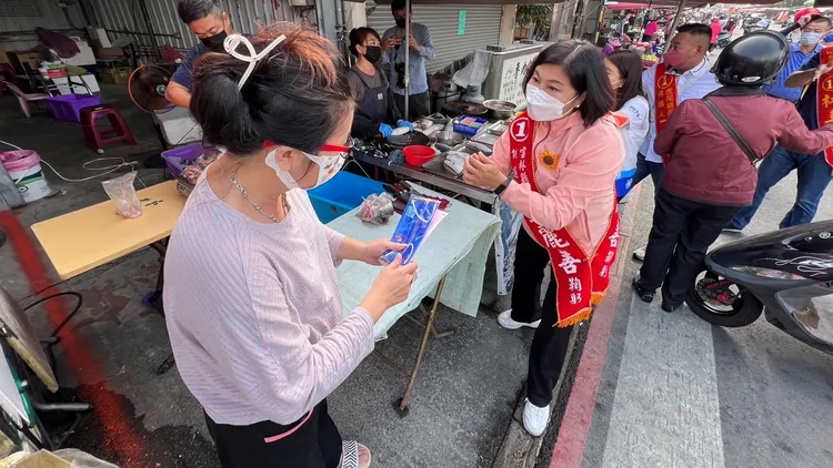 張麗善一早到虎尾德興市場沿街拜票。魏嘉良攝