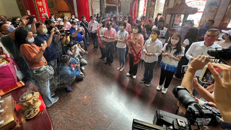 國民黨中雲嘉3位女性候選人敬拜女神媽祖，祈求一定當選。魏嘉良攝