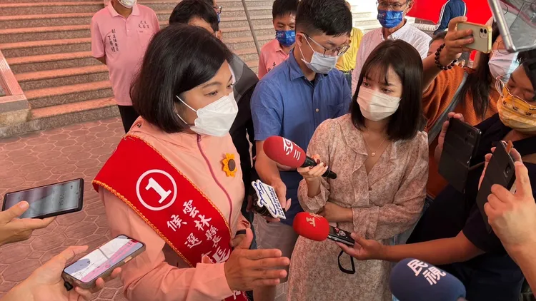 張麗善強調自己名下農舍地目合法，反批對手公然違法。魏嘉良攝